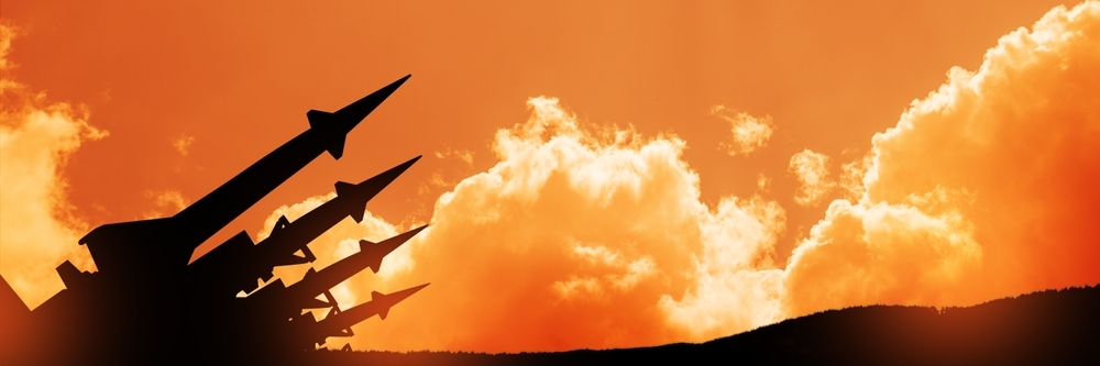 Les missiles visent le ciel au coucher du soleil. Bombe nucléaire, armes chimiques, défense antimissile, système de tir par salve